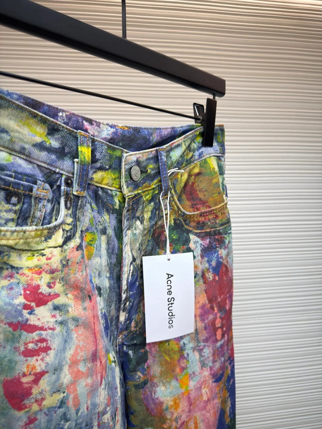 Acne Studios paint-printed jeans ●Authentic product: Purchased and developed by 6263 ●Item number: 1680126-A75 ●Material: denim ●Technology: Printing ●Version: Fitted version ●Size: 32-34-36-38-40-42 ●Description: Using advanced 3D printing technology and high-quality 3D cold transfer printing technology to ensure that the denim fabric has the same texture and feel as traditional denim. Use 3D printing technology to restore the original color saturation, accurately control the thickness and texture of the denim fabric, and use an advanced 3D printer to print the denim fabric layer by layer until the entire part is completed. Each piece is separated efficiently and accurately through computer typesetting and laser cutting. The overall routing is straight and delicate, the fabric is comfortable and soft, the color is consistent and there is no color difference, it can be matched with the same style to create a fashionable look, and can be used in various occasions, customized accessories, complete with three standards, the same style for men and women!